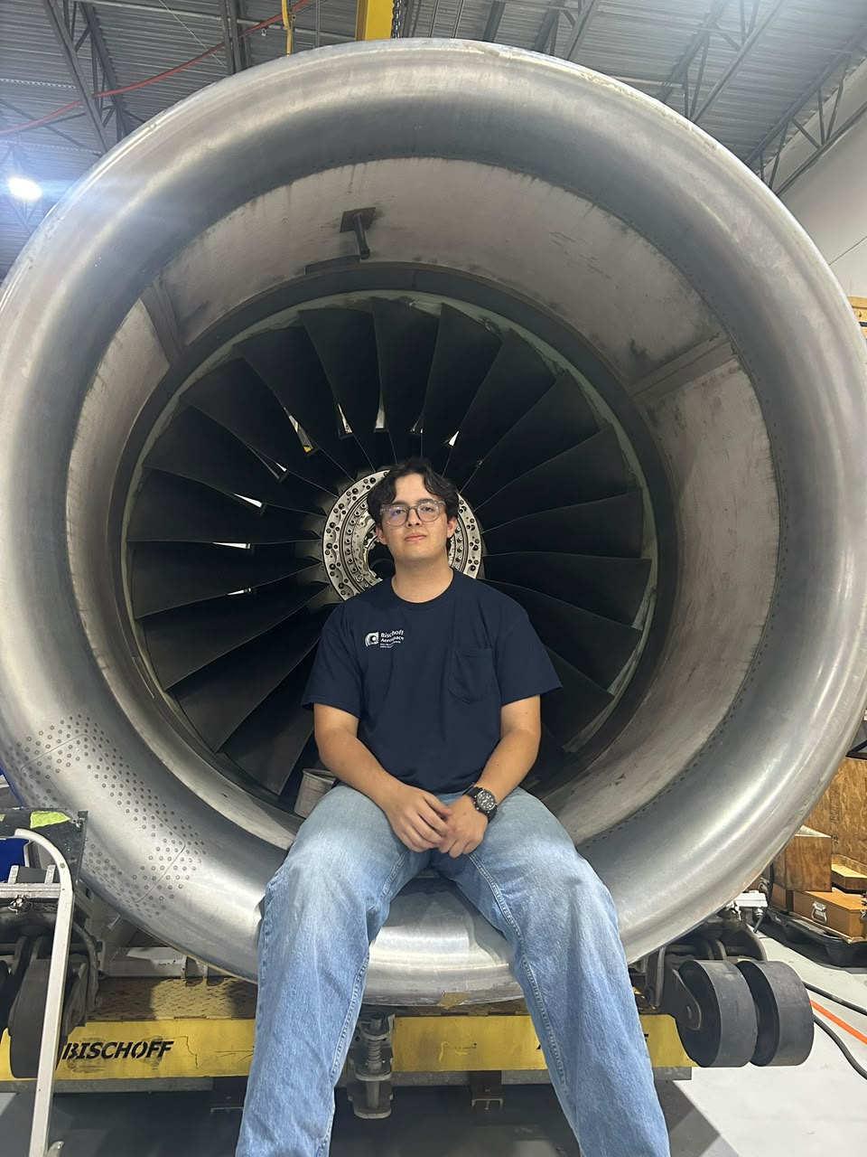 Mateo Gómez Bischoff frente a una turbina aeronáutica en Bischoff Aerospace
